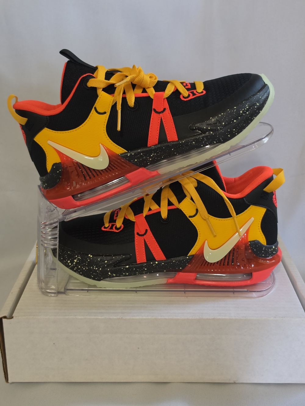 LeBron Witness 7 US Big Kids Size 7Y (NWOT)